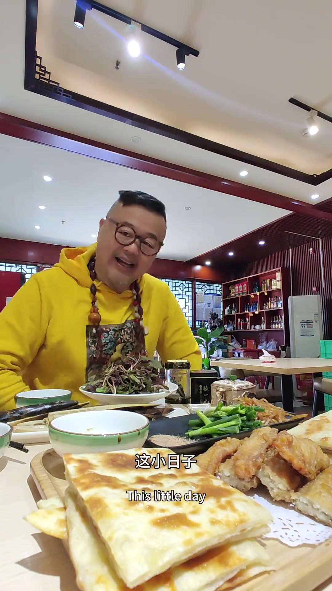 在北京吃到了春日美味,刚出锅的热烙饼卷上刚摘的野菜炸好的酥带鱼,老北京烙饼卷带鱼,讲究了,