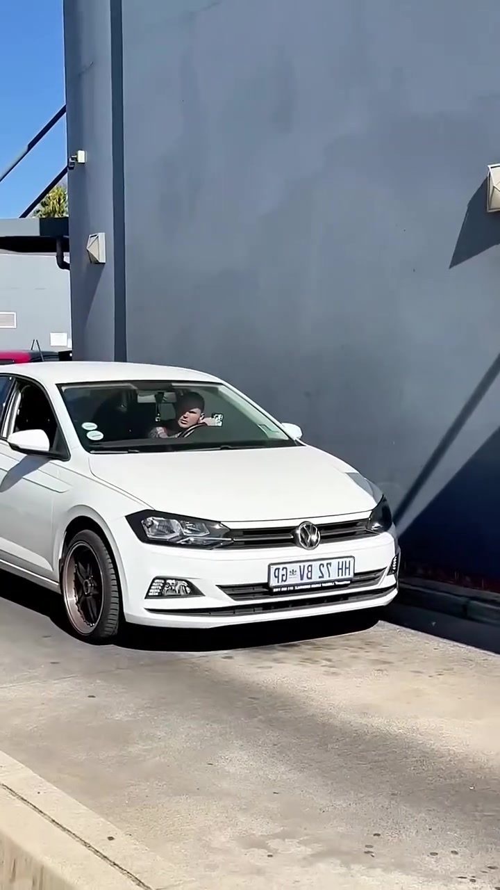 外国男子竟然能凭空变出汉堡包!这也太神奇了!