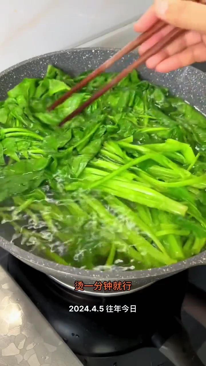 别再光吃肉馅水饺了,包个菠菜素馅的比肉的还好吃