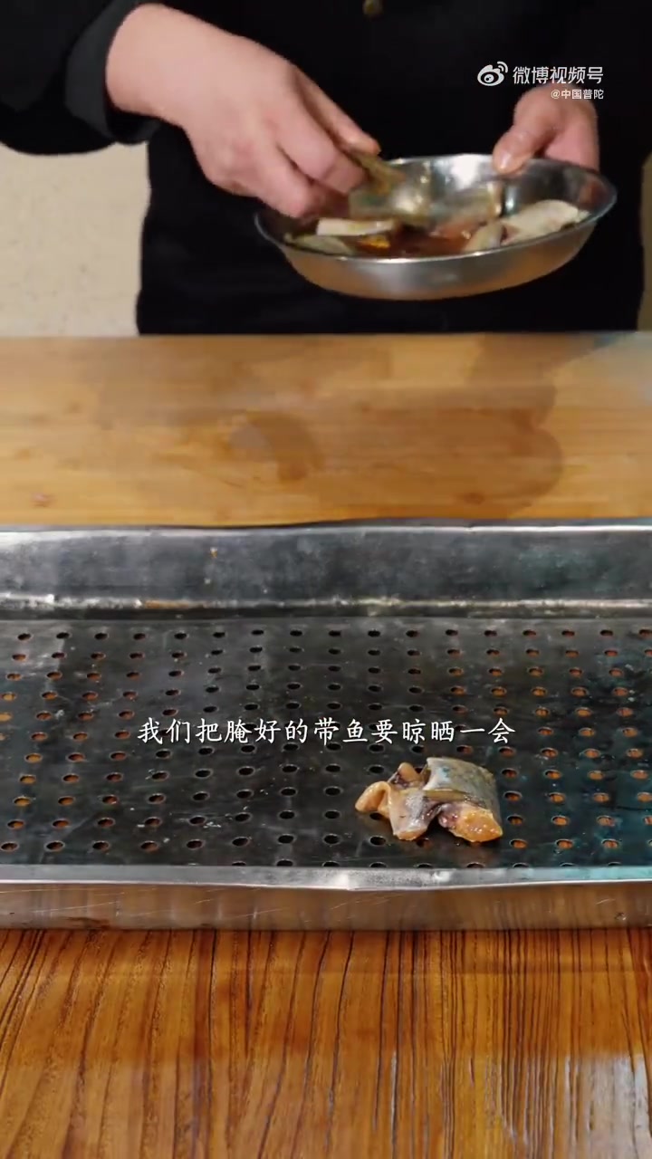 「舟山风味一绝:酥脆熏带鱼,尝鲜岁月之香」在舟山人的美食记忆里,熏鱼是餐桌上常见的凉菜,以