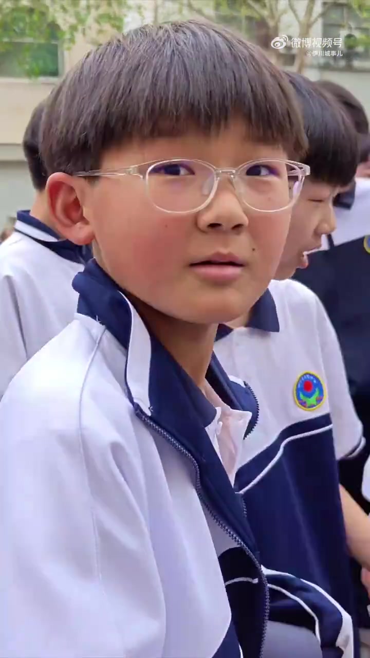 经典诵读,背古诗送茶饮活动正在进行中……今天走进伊川县实验中学!