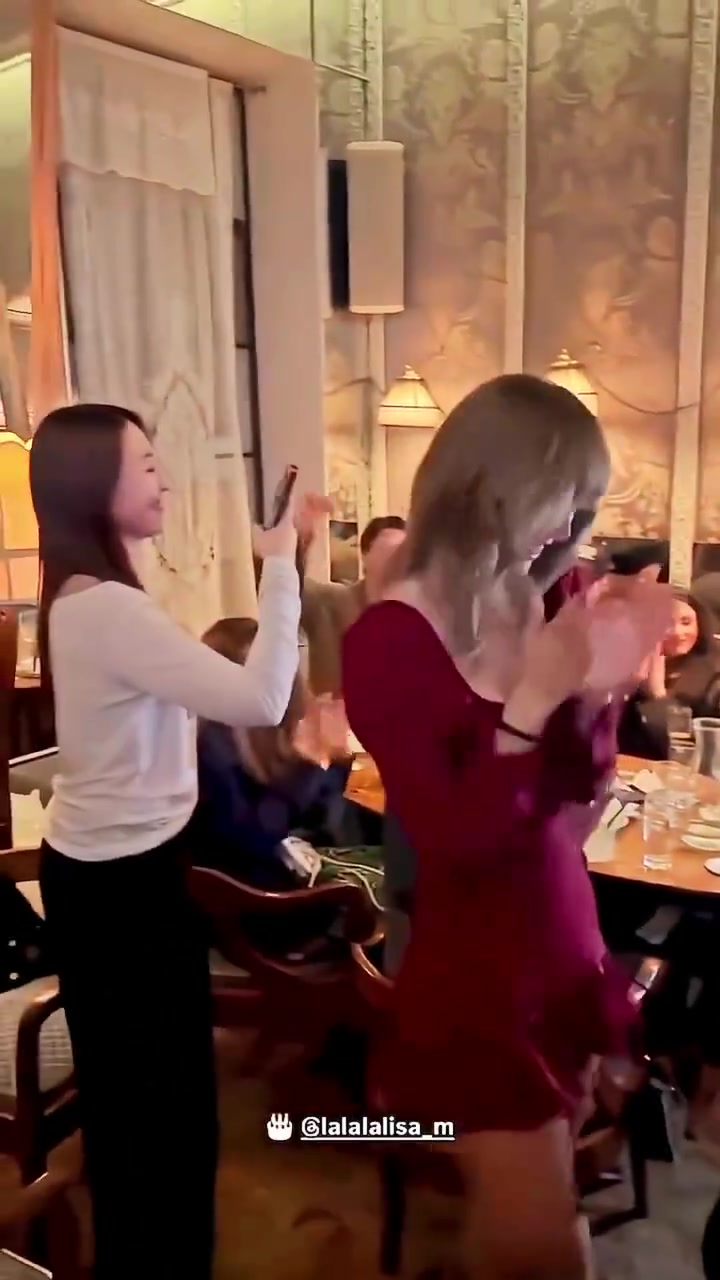 Lisa一口气吹灭三个生日蛋糕