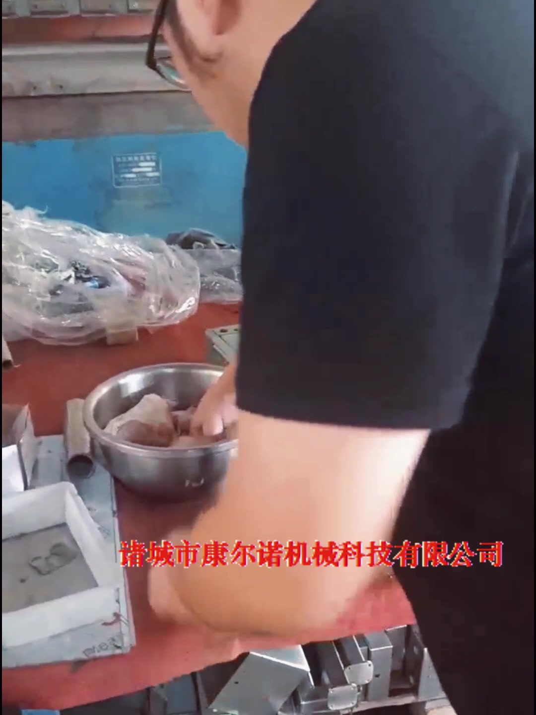 小型鸡腿剔骨机 整鸡腿去骨机器 翅根脱骨机视频 鸡大锤去骨机