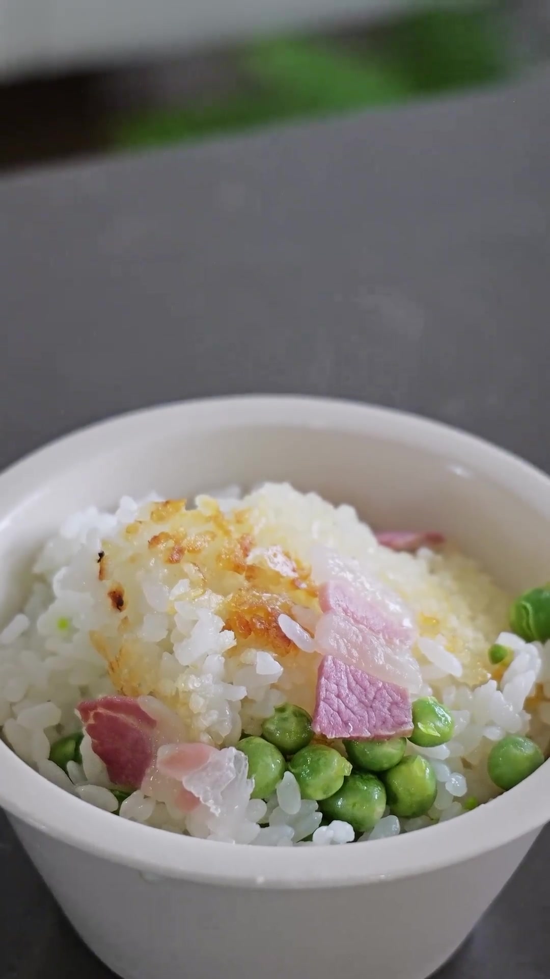 豌豆煲仔饭,新鲜的豌豆和云南咸香的腊肉配合上锅巴,真的超级好吃