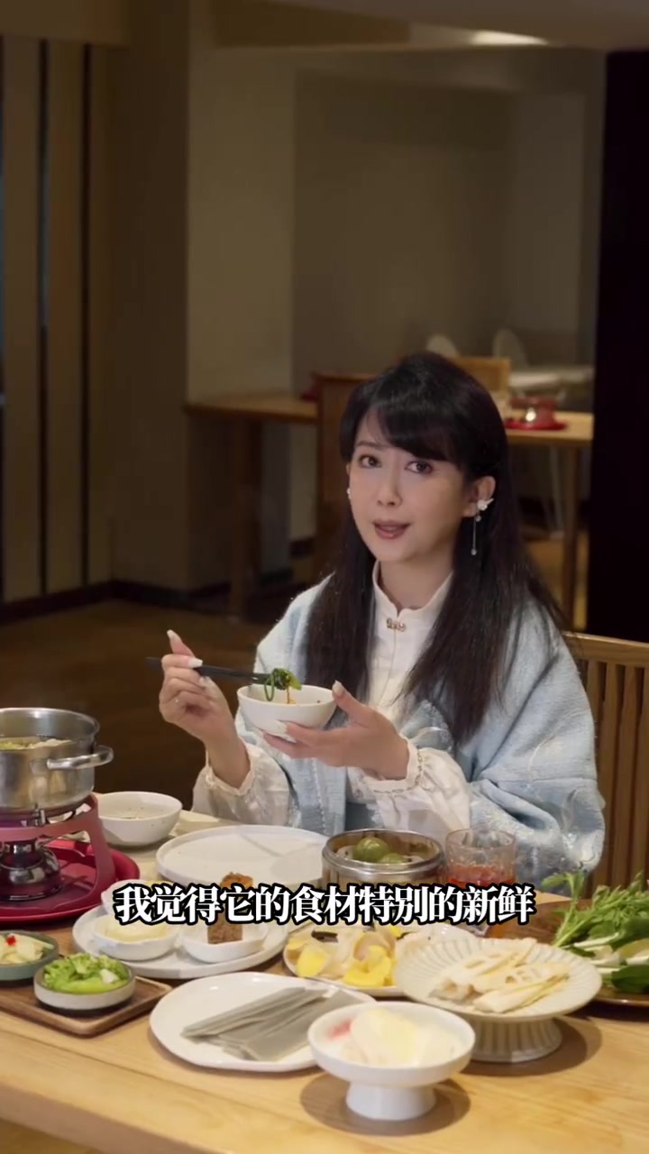 来到重庆怎么能不吃火锅?孟亚亚 的火锅涮菜喜爱榜大公开,猜猜她都爱吃什么呢?妆发:服装:制