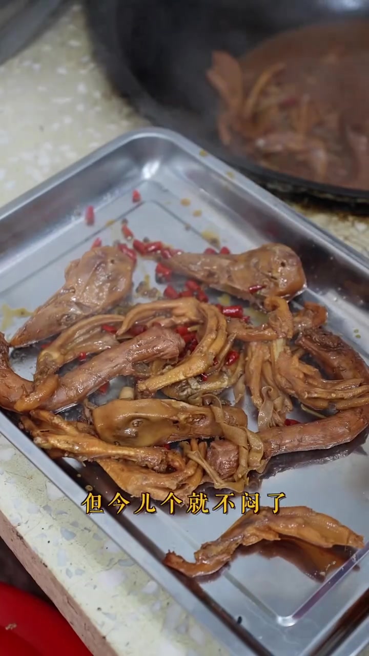 别说我这俩爹想吃“麻辣鸭头鸭脖子了”就算是想吃麻辣牛头牛脖子我都全力以赴!好像我抠门舍不得