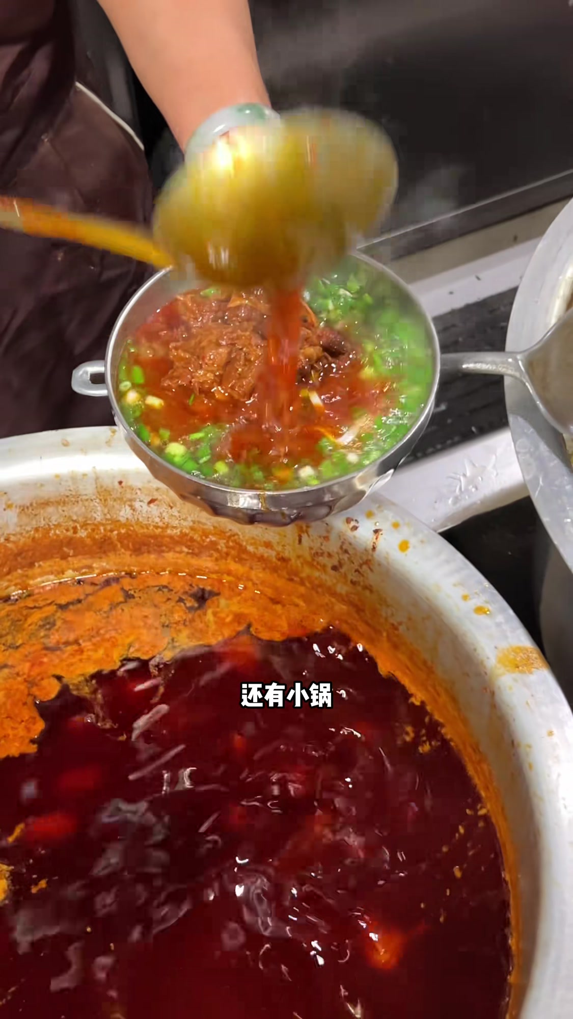 芒市早餐界的“钉子户”!烂路早点凭一碗清汤牛肉饵丝火了40年