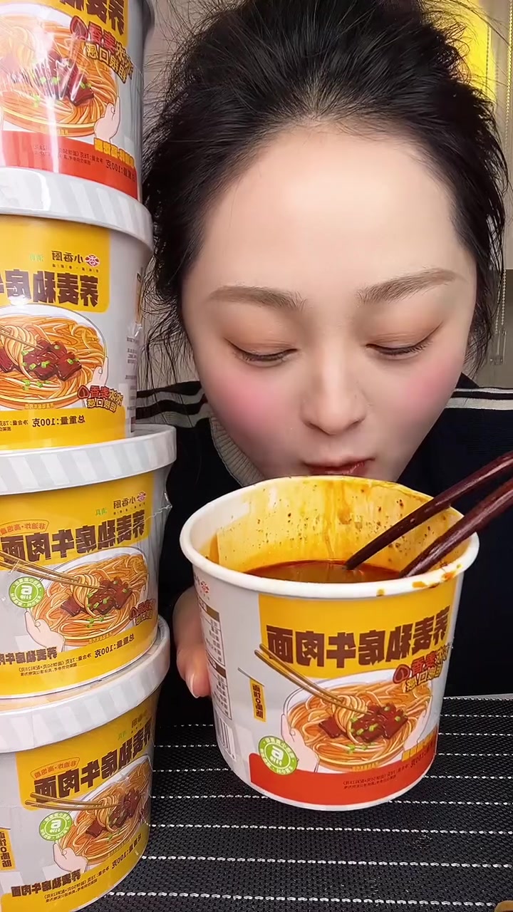宵夜来一桶真的太绝了,好吃非油炸,荞麦面饼热量没那么高,性价比真的绝