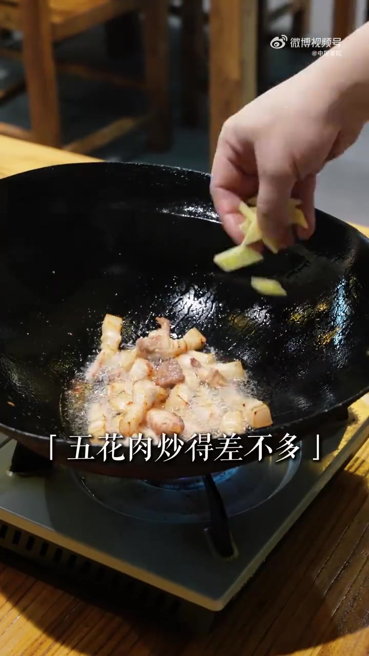 舟山人的味觉记忆里,总藏着一道油豆腐烤肉。这道经典家常菜,从老一辈传承至今,是家家户户餐桌