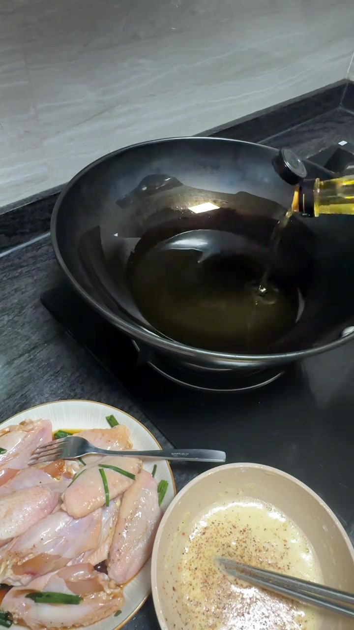好吃到吮指～成功解锁炸鸡的中式做法!绝了……自小zui爱吃的鸡翅,我真的拿捏得越来越成功了