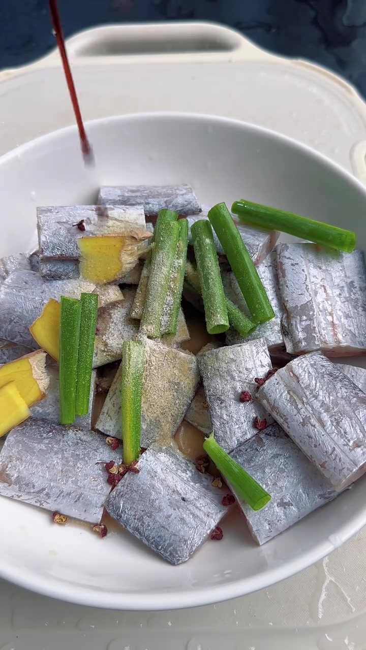 舟山带鱼,掐头去尾只保留中间部分,肉质肥美细嫩