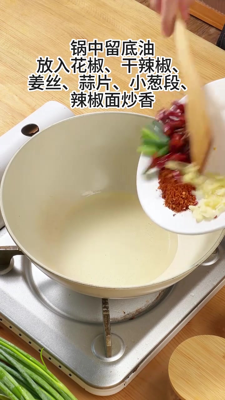 大厨教你做香辣蟹,色香味俱全超简单 美食诱惑你了吗 又是吃喝香辣的一天 香辣蟹