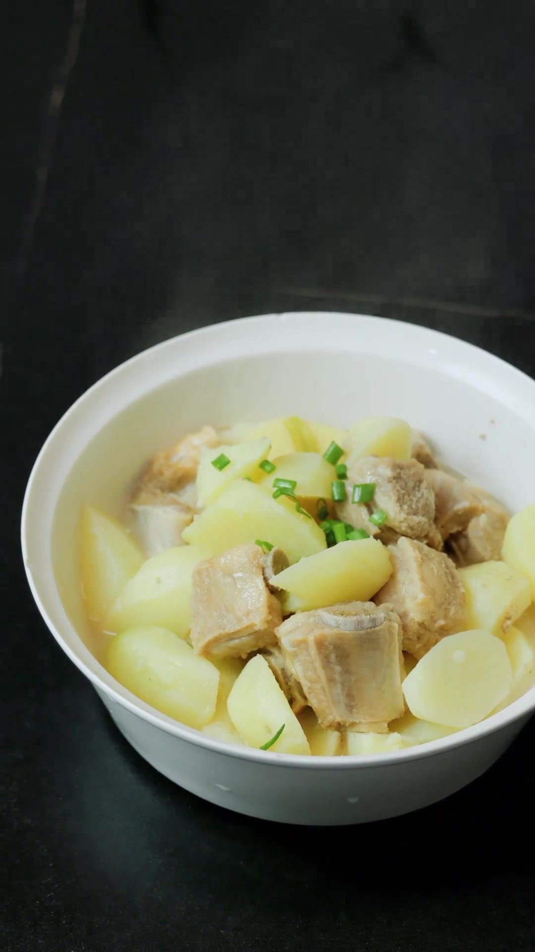 腊排骨土豆:腊排骨的全新吃法食材