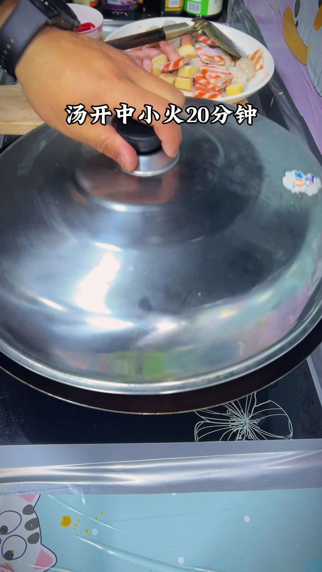 火锅底料+排骨+丸子+泡面,一锅乱炖鲜到破防