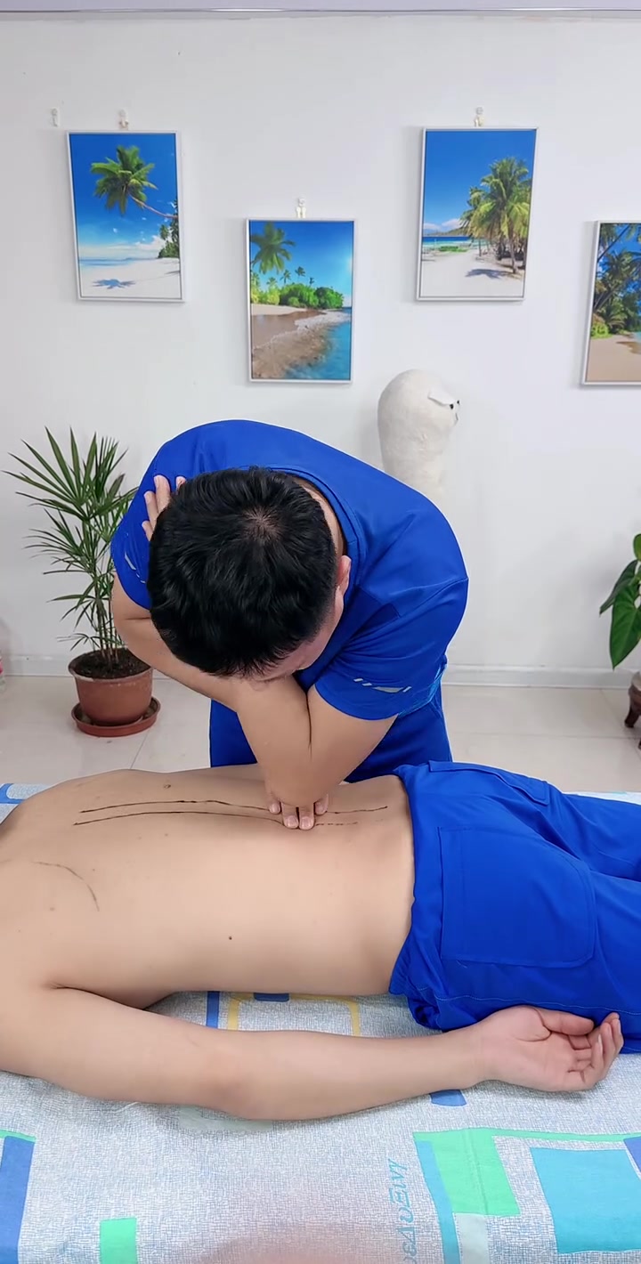 如何帮助别人快速松懈后背僵硬的肌肉