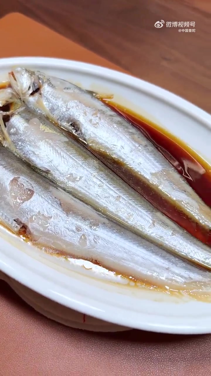 解锁酱汁刀鱼新吃法!新鲜刀鱼洗净淋上酱油,水开后大火蒸5分钟即可出锅。清蒸保留了鱼肉鲜嫩口