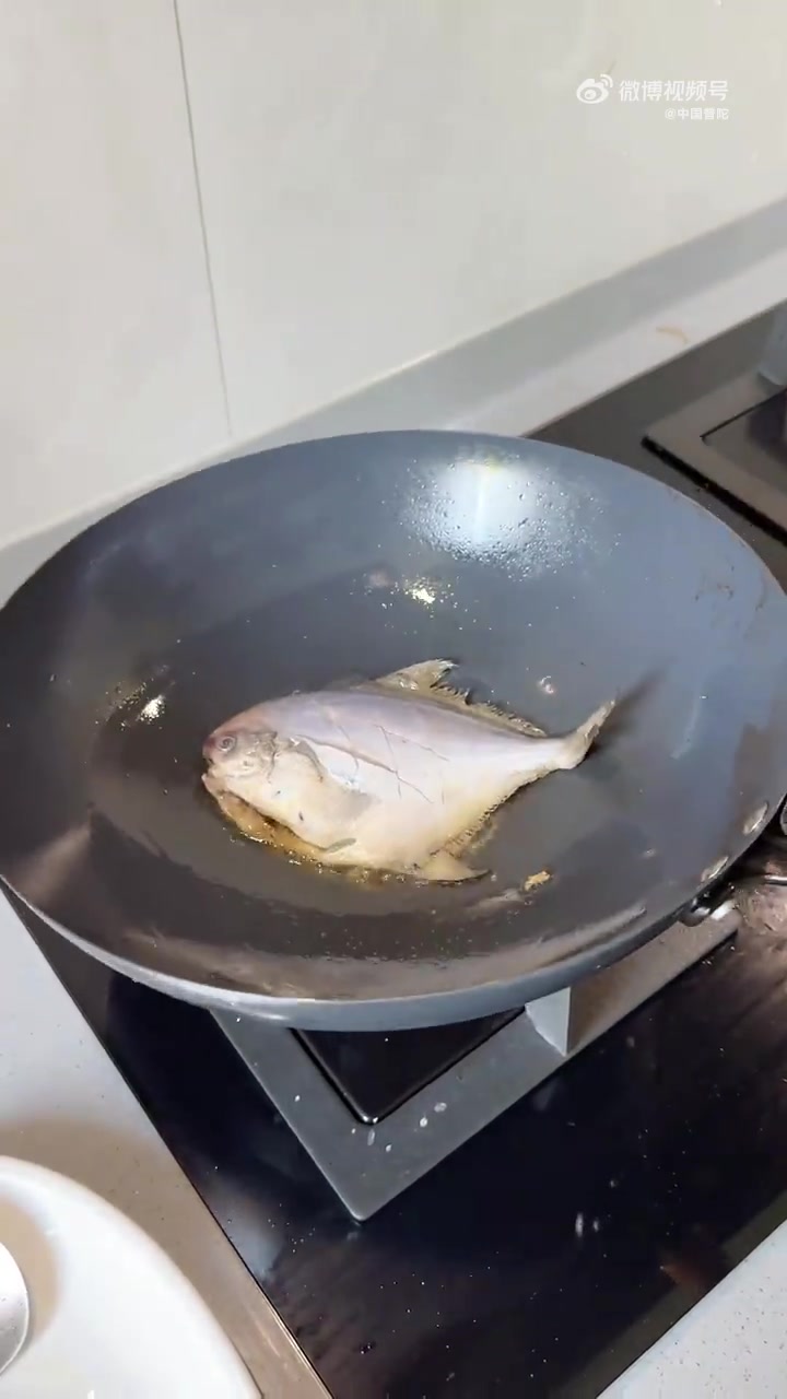 被这道鲳鱼烧土豆香迷糊了!浙江人把东海鲜味玩明白了,鲜嫩鲳鱼与软糯土豆在砂锅里碰撞,鱼肉鲜