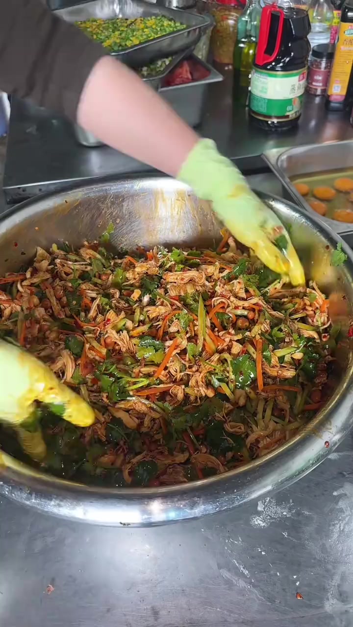 凉拌鸡胸肉,吃了又麻又辣又想她成本低,做法简单又好吃,今天把我们家凉拌鸡胸肉的做法分享给大
