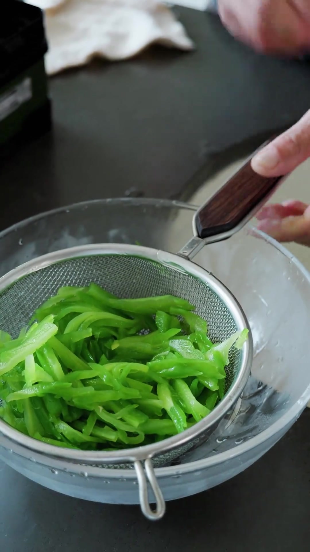 苦瓜炒肉丝夏天吃苦瓜,清热去火~这么处理苦瓜