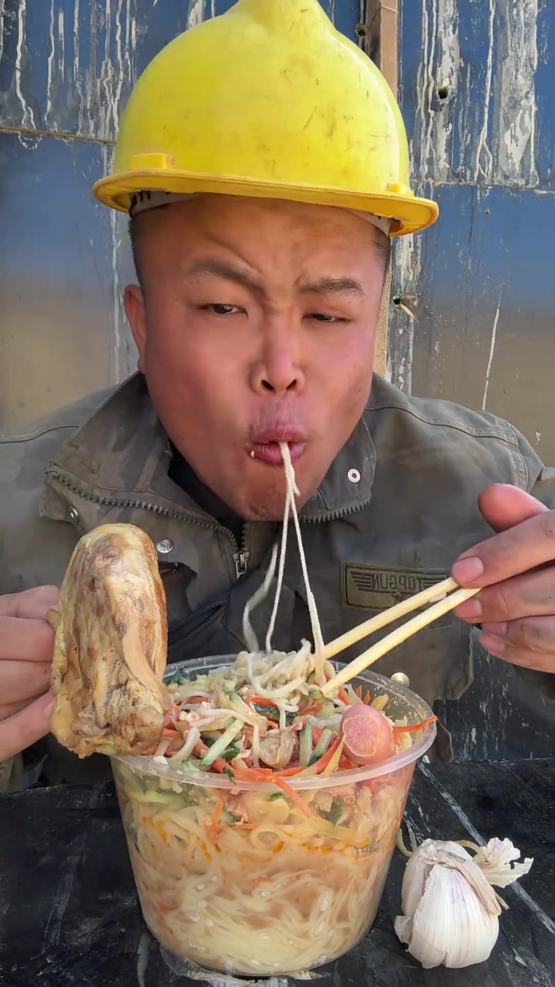 西红柿打卤面,配上大鸡腿,工地上的美味一餐