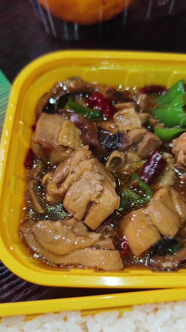 挑战把这份拼好饭的杨铭宇黄焖鸡米饭全部吃掉最后到底能吃出啥