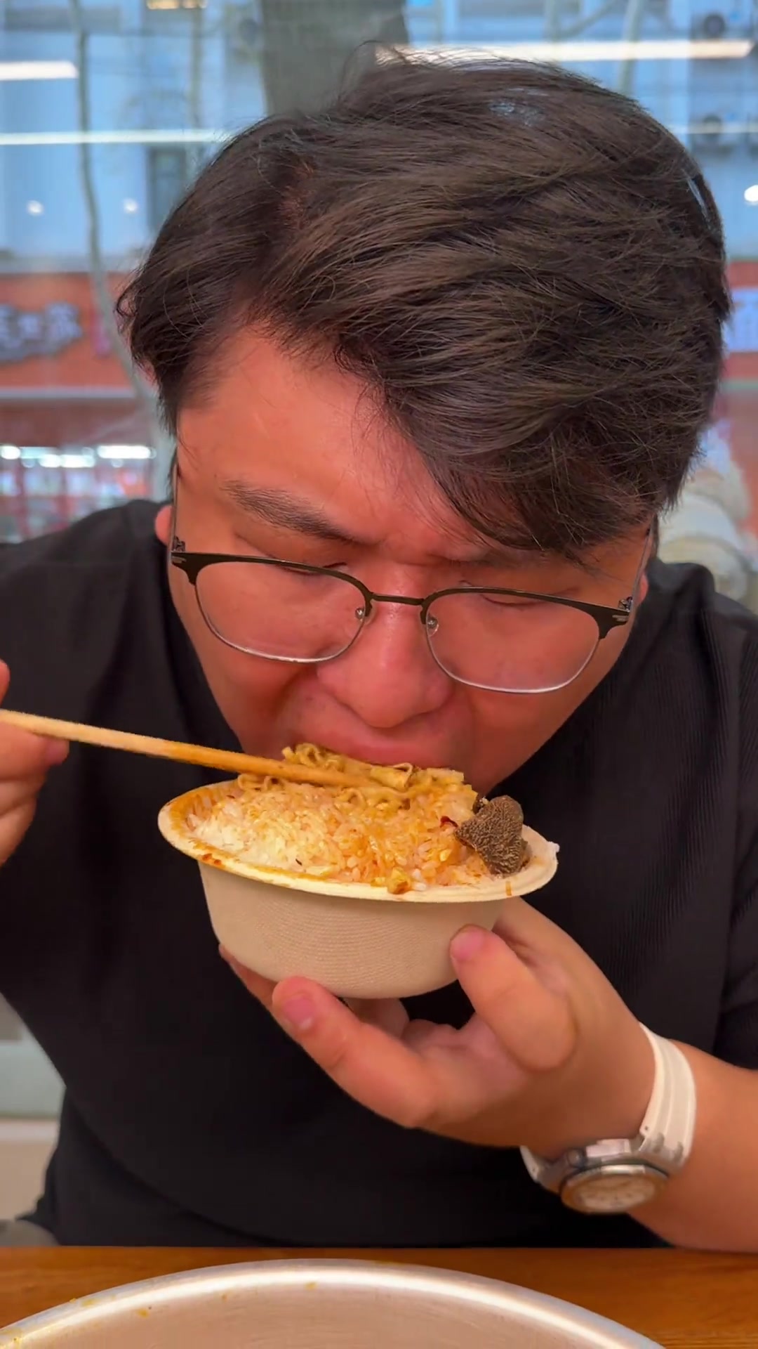 今天在经五路,带你去吃一家红油冒菜小店