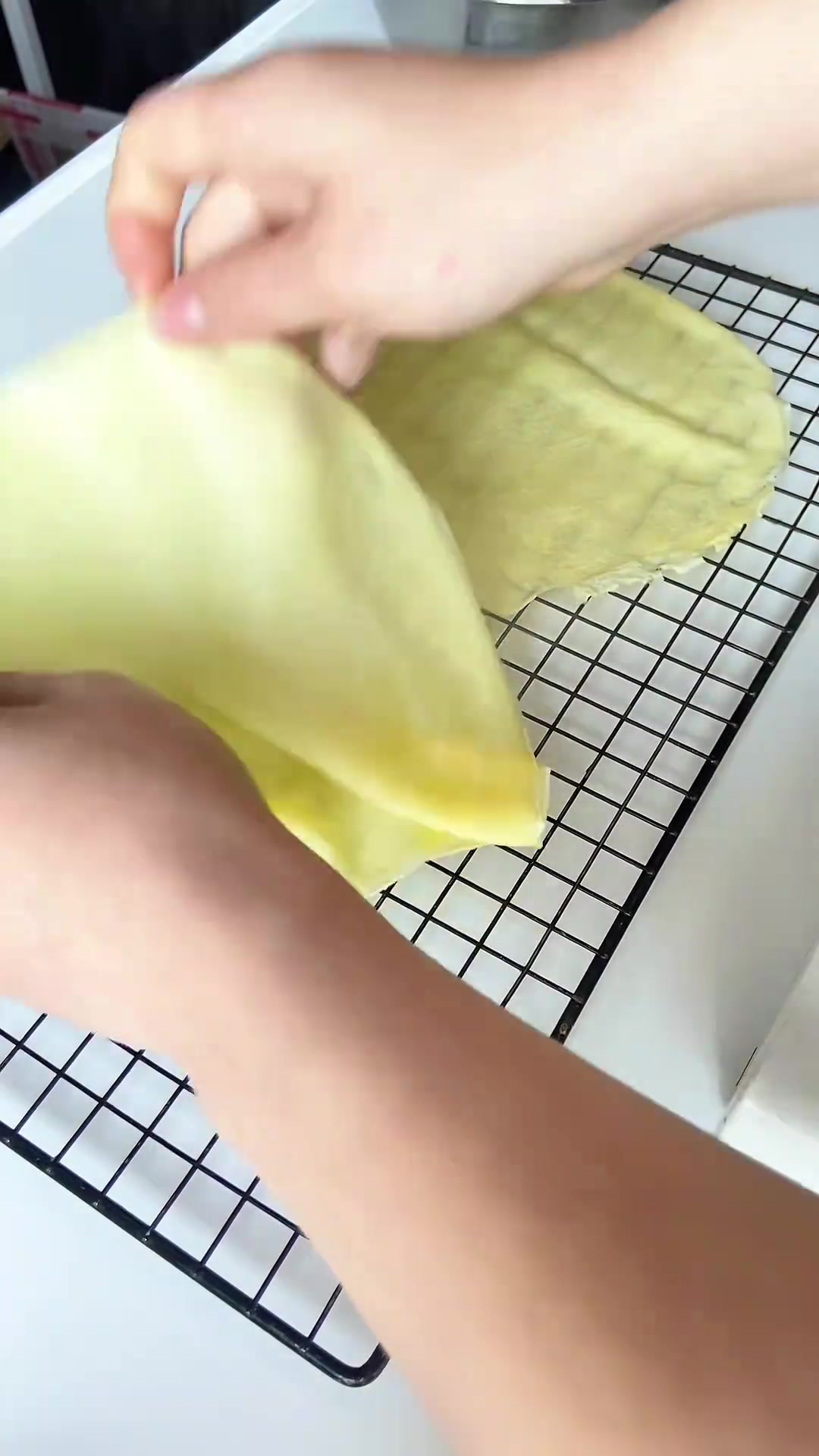 免烤箱平底锅千层蛋糕,Q弹蛋皮包裹奶油水果,春日出游小点心