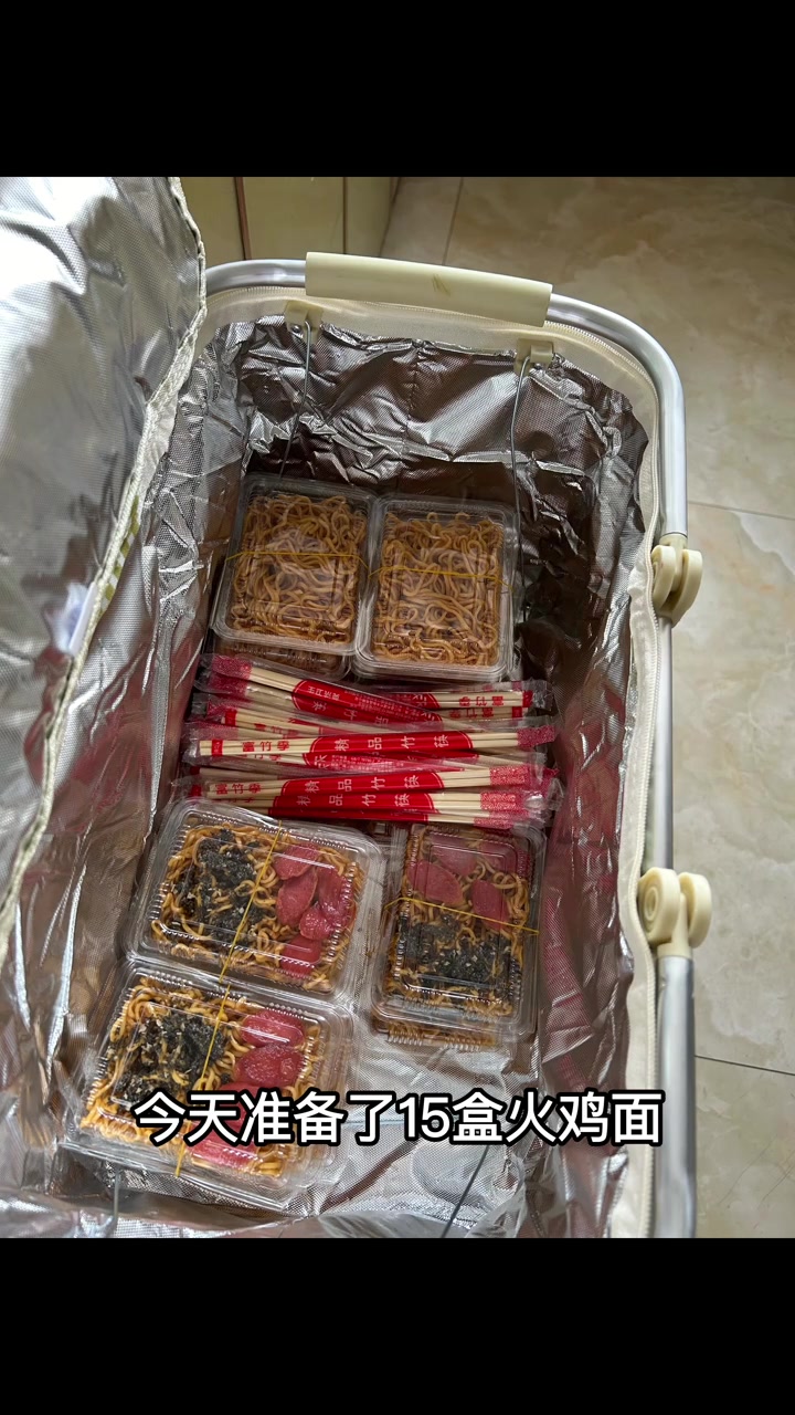 摆摊卖火鸡面呀