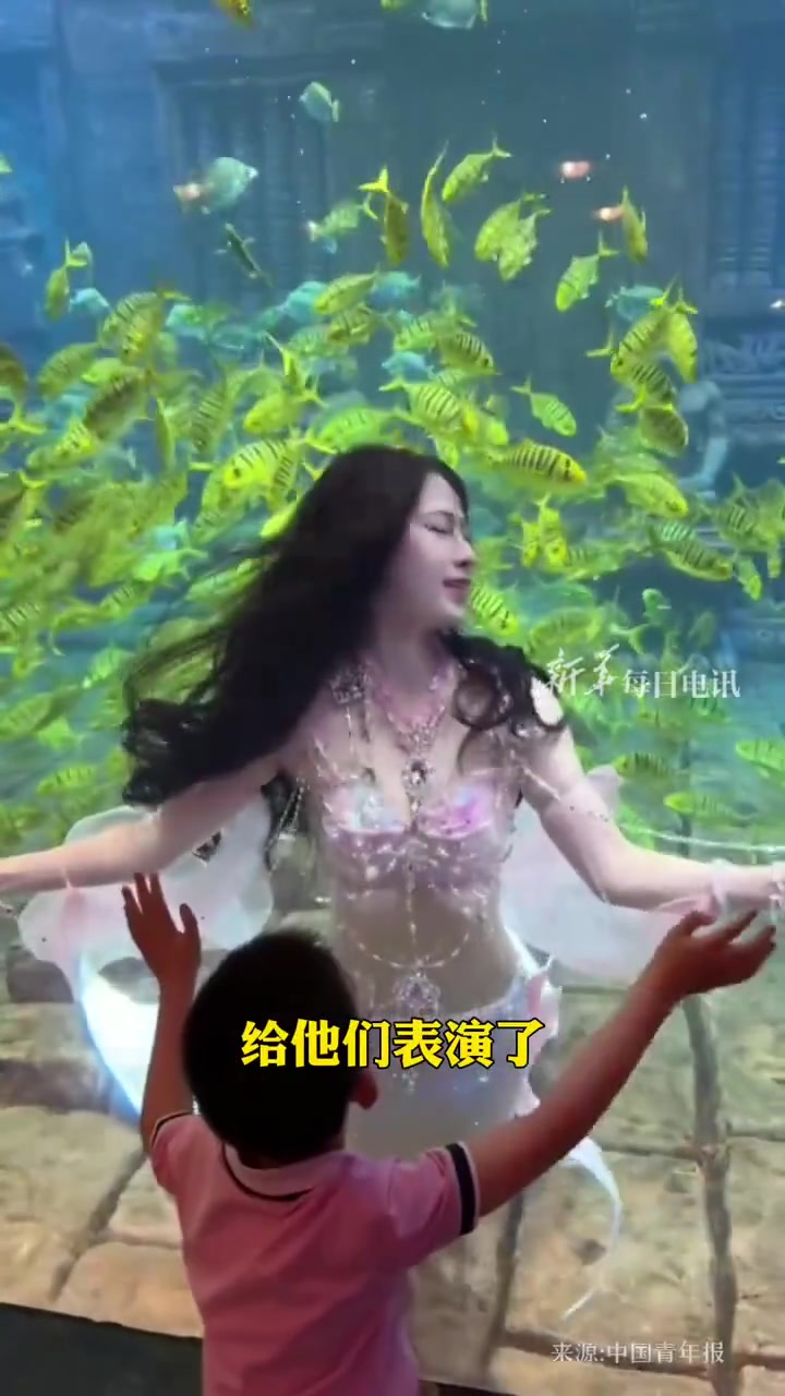 近日,广西北海,小朋友和同学到妈妈工作地春游,“美人鱼”妈妈专门穿了最好看的“尾巴”为孩子