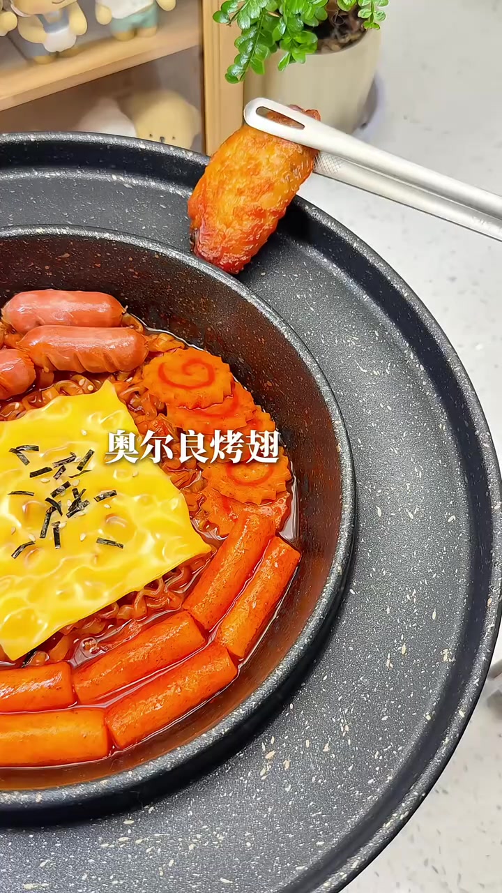 中国男人沉浸式给女友做豪华火鸡面夜宵拼盘