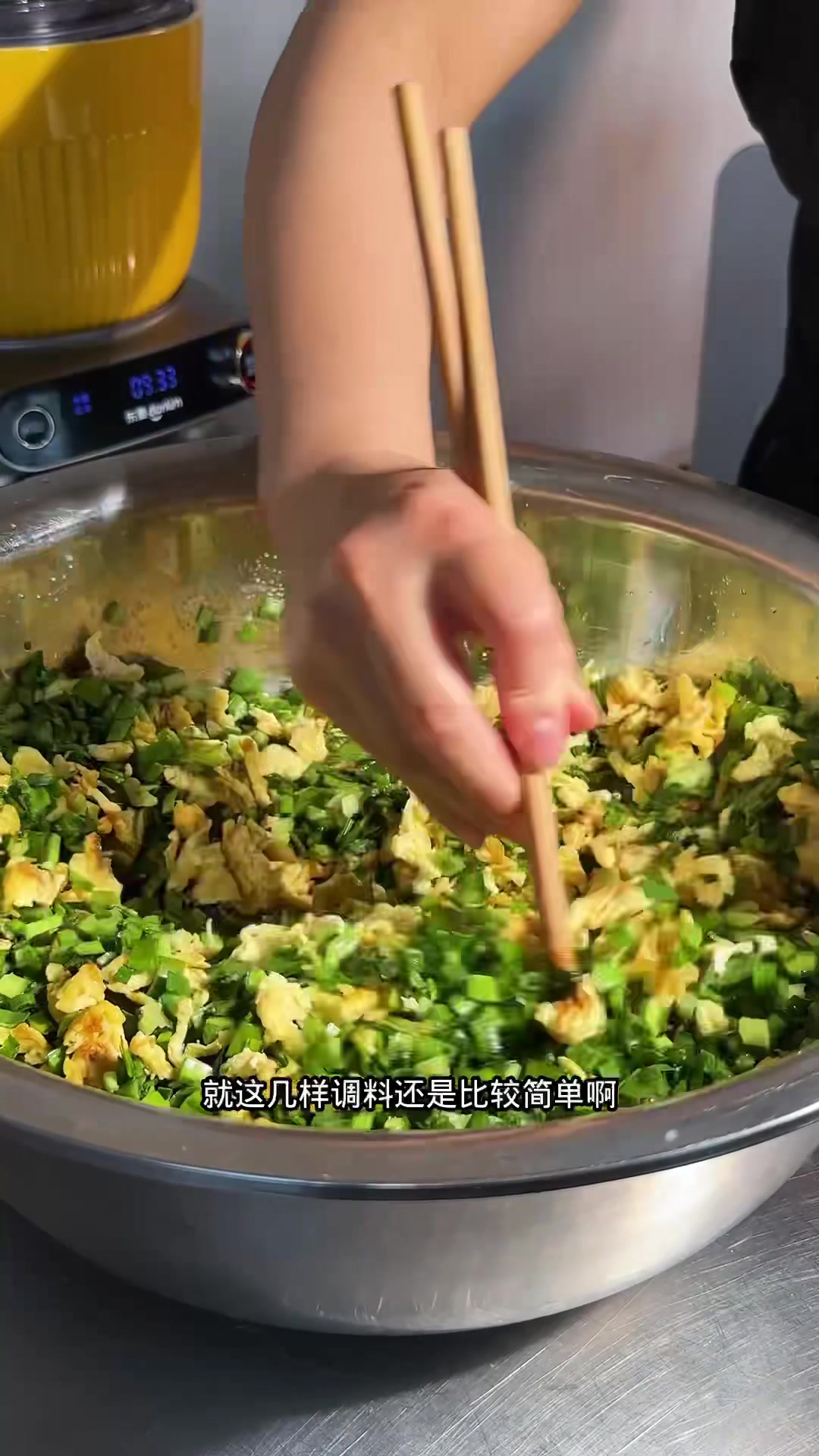 今天给工地师傅们做的粉皮炖红烧肉,还有一个酸菜
