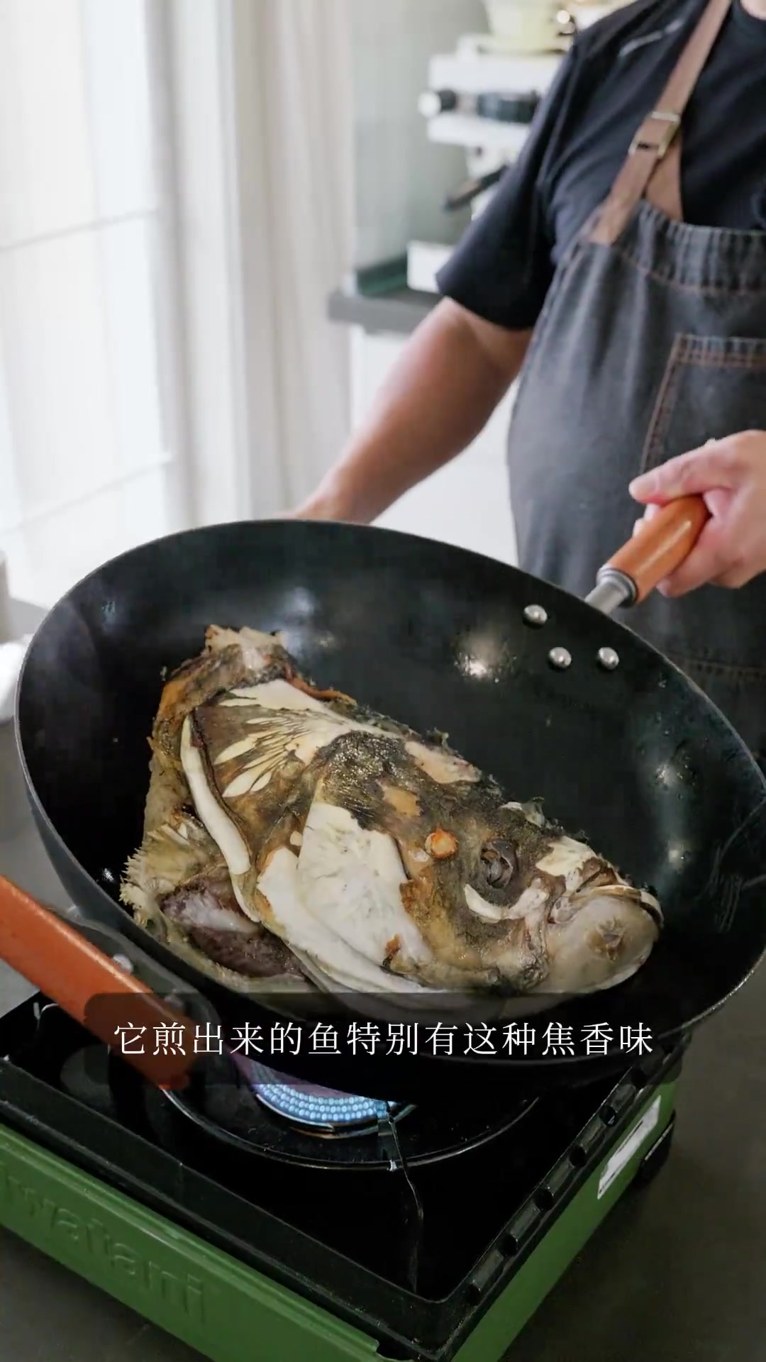 铁锅炖的鱼头汤,锅气十足