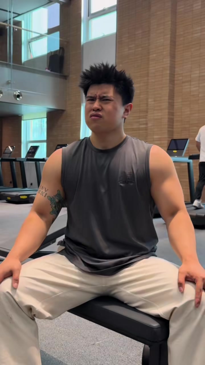 如何做完美的平板哑铃卧推?更高效安全练出饱满有型的胸大肌?
