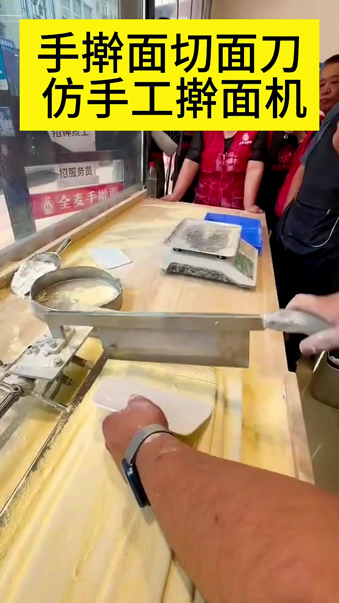 开面馆一台手擀面机配一台切面刀就搞定手擀面,美味劲道媲美手擀