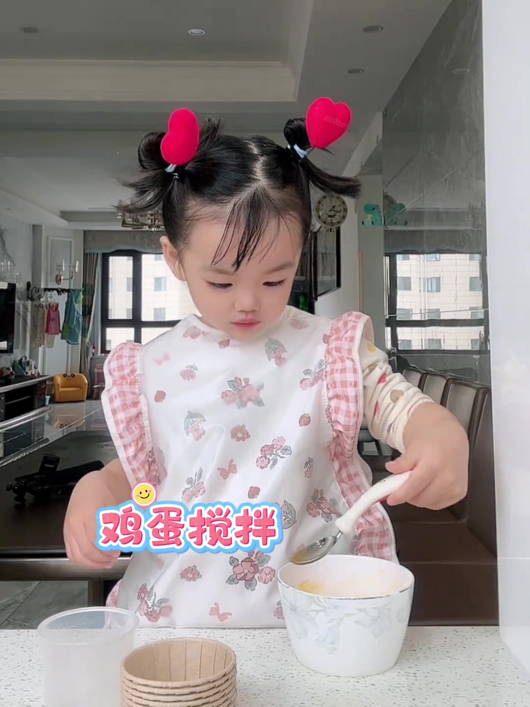 2岁半小朋友自己做纸杯蛋糕,萌娃动手能力超强