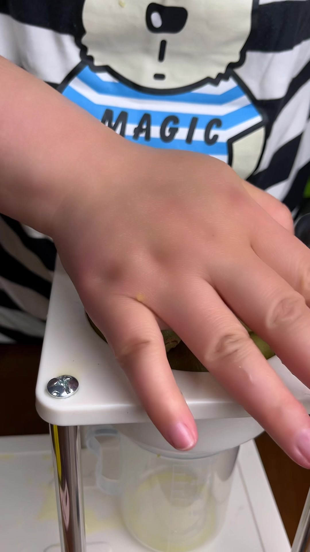 天气热了我们榨点果汁喝喝吧