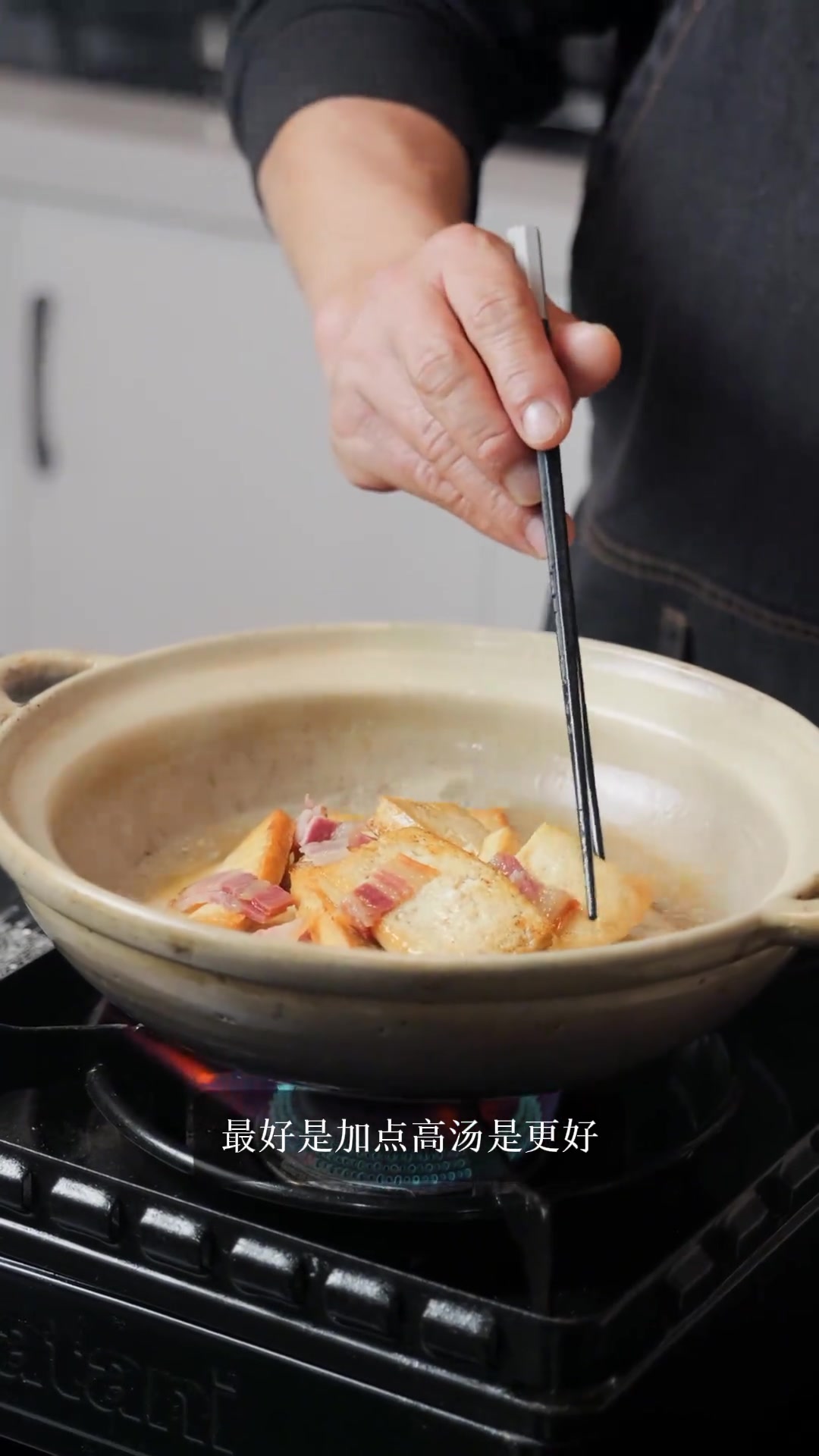 腊肉豆腐煲:腊肉咸香,豆腐嫩滑