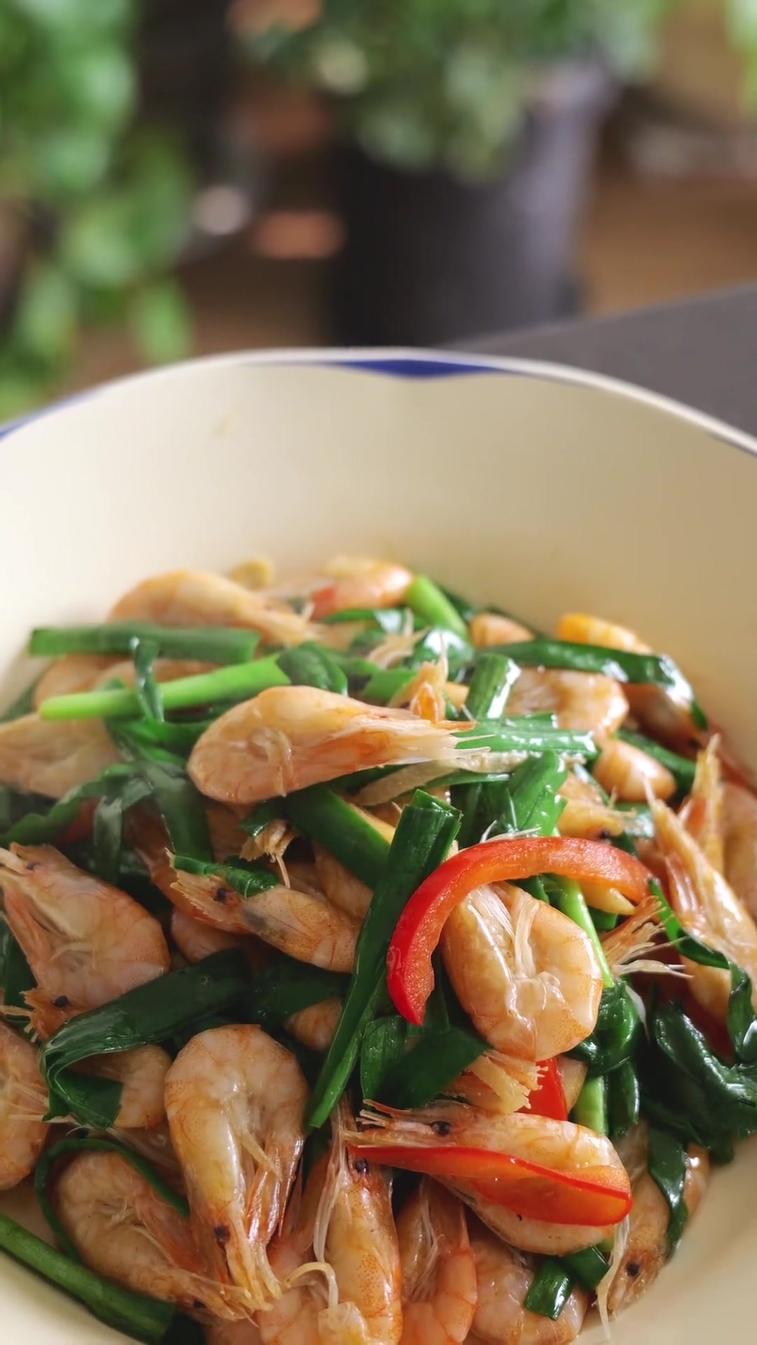 韭菜炒白虾,当季白虾味美,与韭菜简单一炒