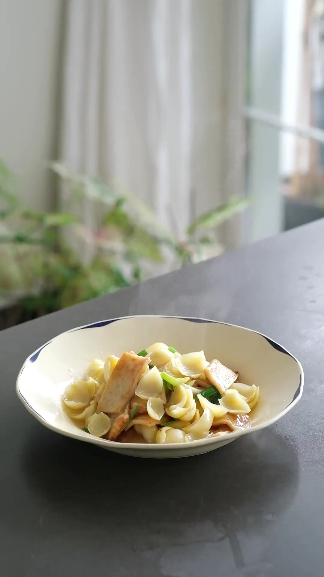 百合炒鱼饼,适合当季吃,美味又开胃食材