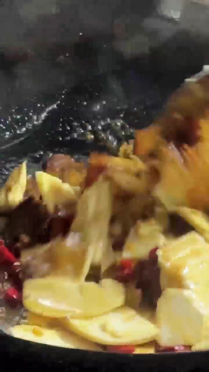 开饭啦!开饭啦!蓝朋友又来沉浸式教学啦~鲜笋吸饱腊肉琥珀油,咔哧脆嫩自带春天气息。这道春笋