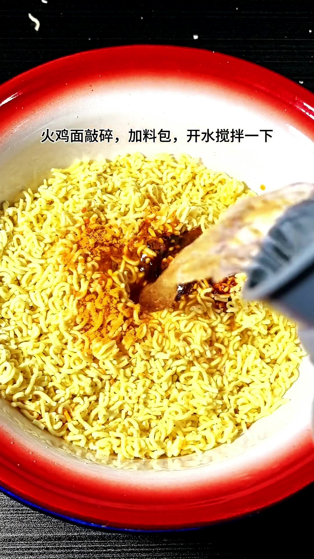 5秒学会炒火鸡面,一勺料汁响起肚子就饿了