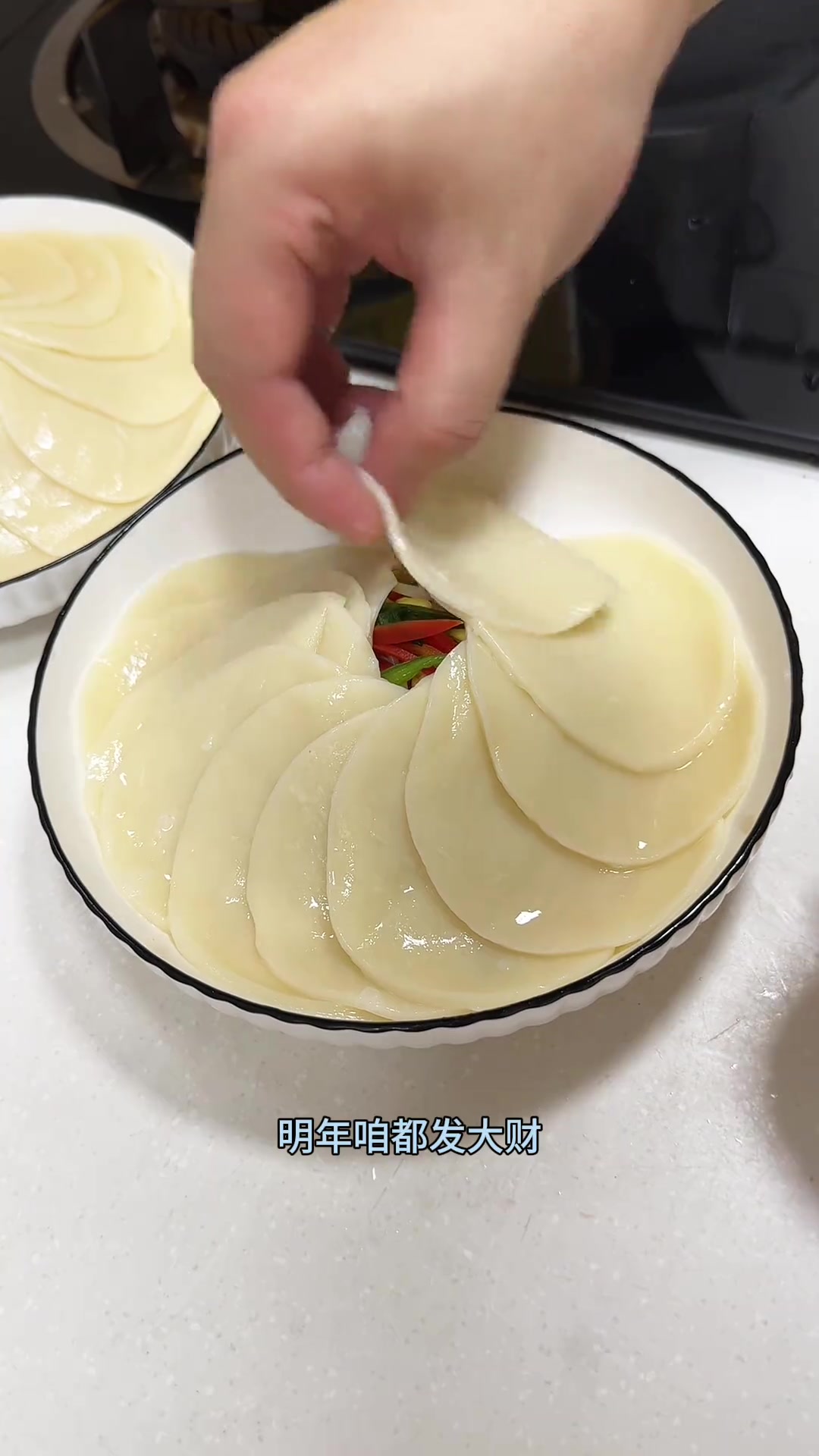 天热不知道吃啥,试试这个凉拌饺子皮,有面有菜