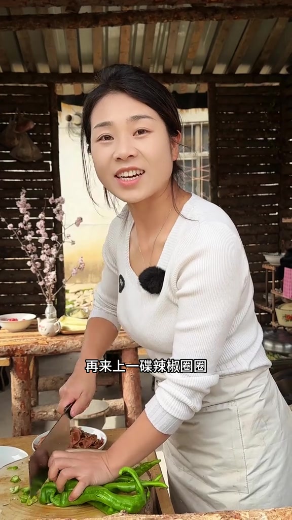 嫩绿斜蒿和野葱邂逅饼饼馍,每口都是自然清甜馈赠