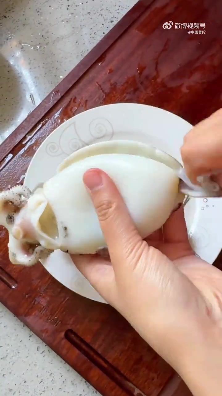 烟火人间,风味至鲜。浙江美食的魅力,在这道饭店必点的大烤墨鱼里展现得淋漓尽致。精心烹制的墨