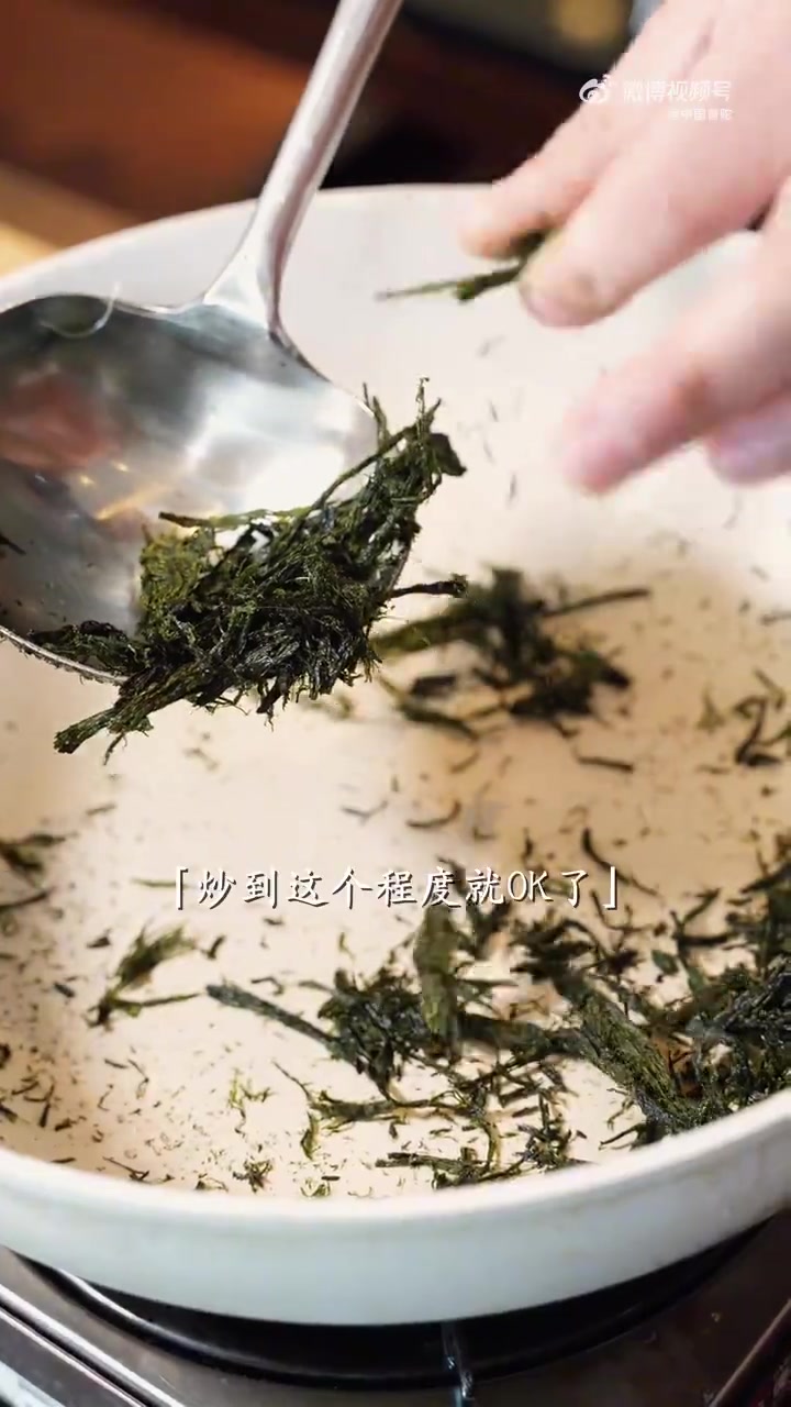 大海慷慨的馈赠中,带籽水白虾堪称一绝。虾身裹满细密虾籽,虾头凝着金黄虾膏,光是色泽便令人垂