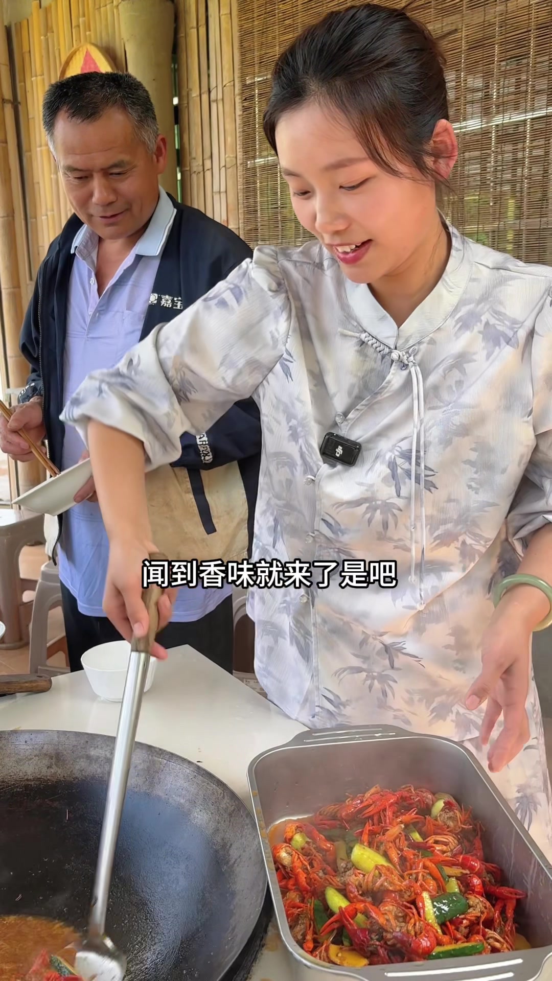 成成买回100块钱龙虾,做了一大锅,曾姨在一旁只能眼巴巴馋望