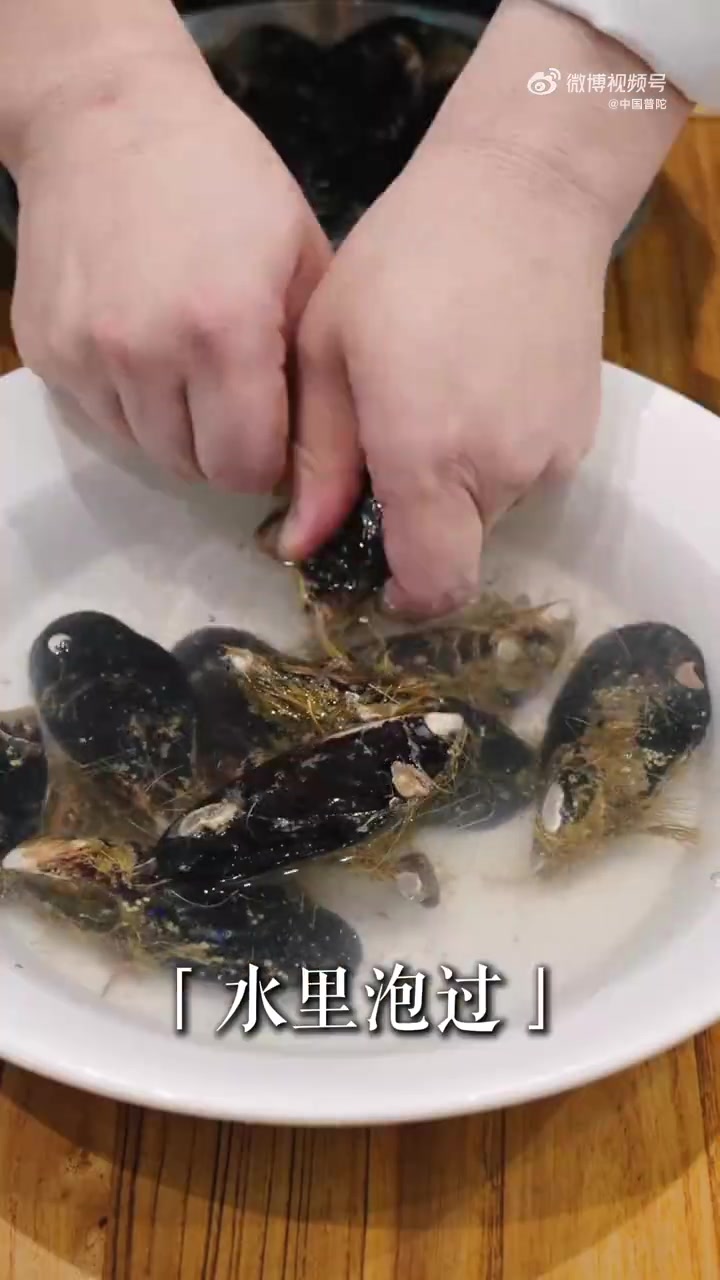 舟山宝藏美食烤淡菜,鲜到能把人“香晕”!挑选淡菜有门道,黑毛(足丝)稀疏、壳身纹路开口小巧