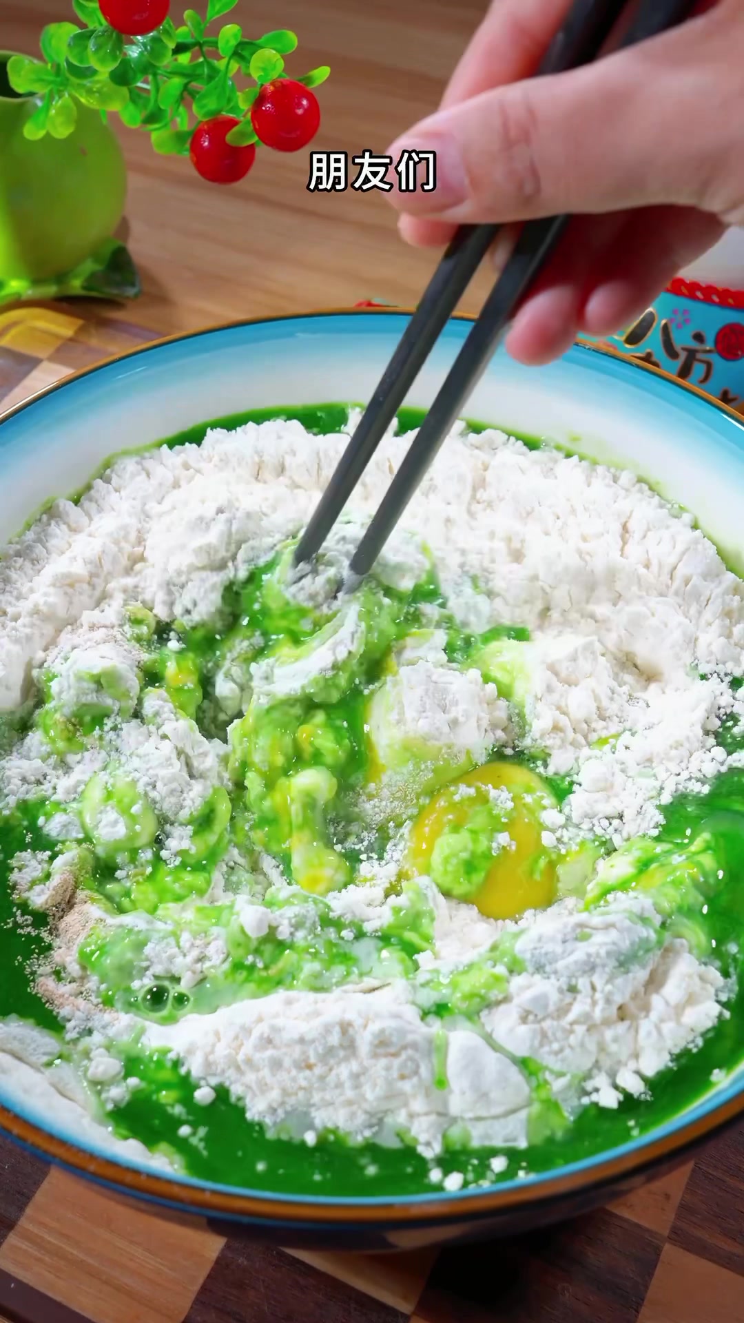 把菠菜汁和鸡蛋倒进面粉里一搅,出锅就是春天必吃的一道特色美食