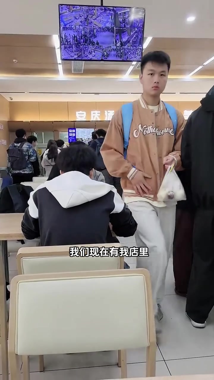 一说到做包子,蛮多老板就会问能不能用机器,我认为不行。手工现蒸现包新鲜,这就是我们个体包子