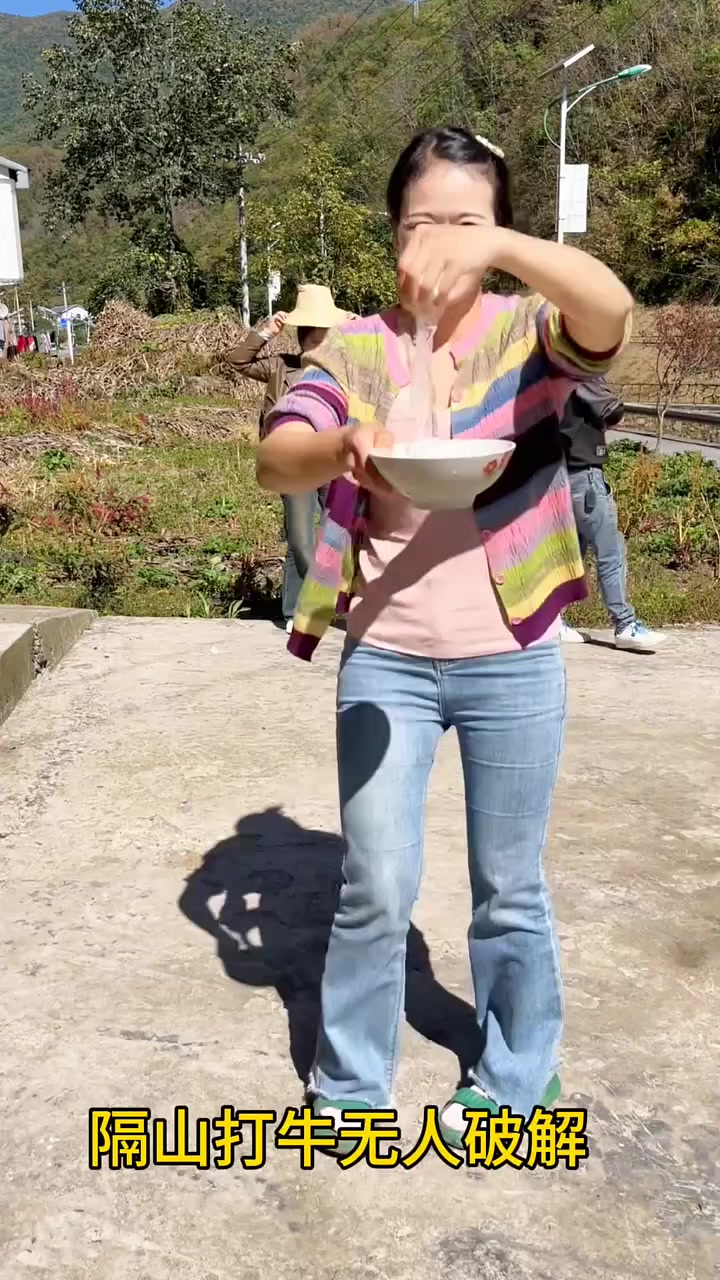 经过多月的苦练给大家表演一个隔山打牛,直接把围观的朋友都看得一头雾水,这是怎么做到的?